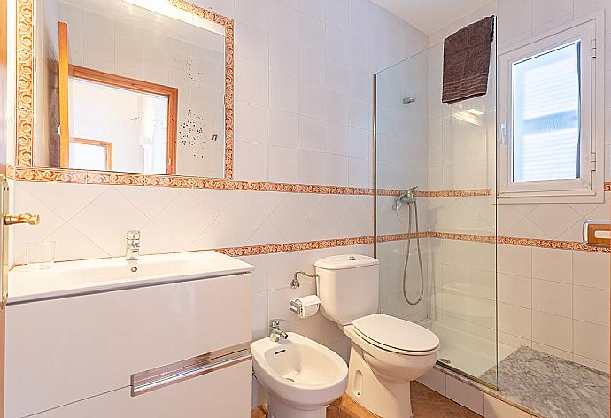 Family bathroom with shower . - Villa Mar . (Galerie de photos) }}