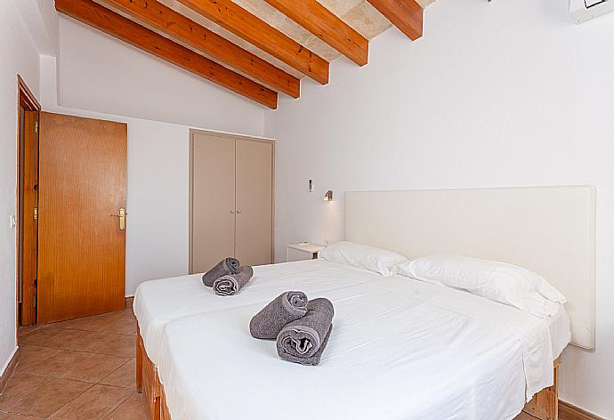 Twin bedroom with A/C and sea views . - Villa Mar . (Galerie de photos) }}