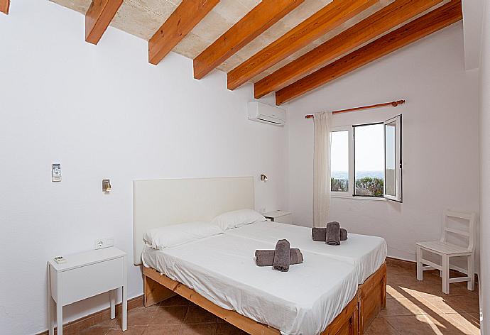 Twin bedroom with A/C and sea views . - Villa Mar . (Галерея фотографий) }}