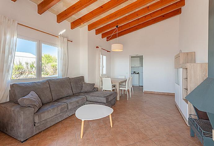 Living room with sofa, dining area, ornamental fireplace, WiFi internet, satellite TV, DVD player, and terrace access with sea views . - Villa Concha . (Galería de imágenes) }}