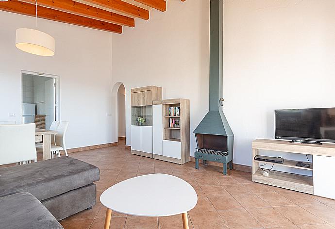 Living room with sofa, dining area, ornamental fireplace, WiFi internet, satellite TV, DVD player, and terrace access with sea views . - Villa Concha . (Galería de imágenes) }}