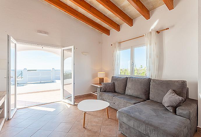 Living room with sofa, dining area, ornamental fireplace, WiFi internet, satellite TV, DVD player, and terrace access with sea views . - Villa Concha . (Galería de imágenes) }}