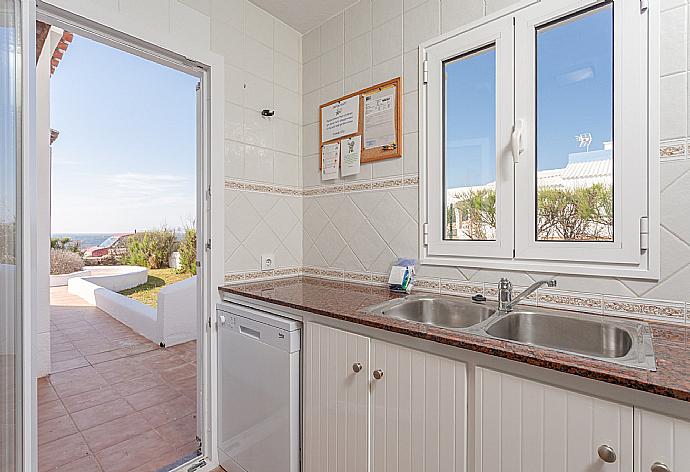 Equipped kitchen with terrace access . - Villa Concha . (Galería de imágenes) }}