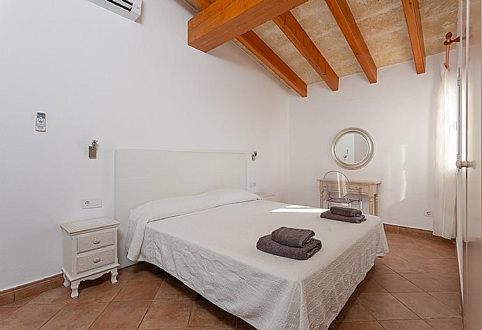 Double bedroom with en suite bathroom and A/C . - Villa Concha . (Fotogalerie) }}