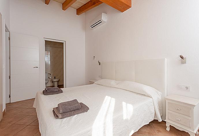 Double bedroom with en suite bathroom and A/C . - Villa Concha . (Fotogalerie) }}