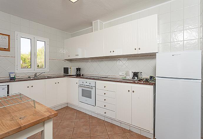 Equipped kitchen with terrace access . - Villa Concha . (Fotogalerie) }}