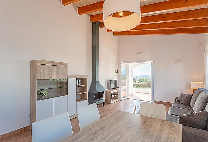Living room with sofa, dining area, ornamental fireplace, WiFi internet, satellite TV, DVD player, and terrace access with sea views . - Villa Concha . (Galería de imágenes) }}
