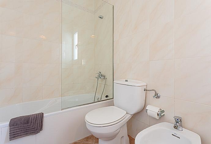 En suite bathroom with bath and shower . - Villa Concha . (Fotogalerie) }}