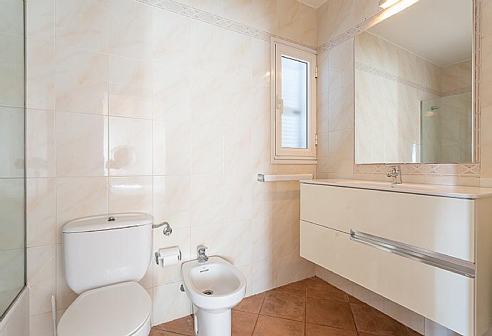 En suite bathroom with bath and shower . - Villa Concha . (Photo Gallery) }}