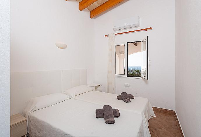 Twin bedroom with A/C and sea views . - Villa Concha . (Fotogalerie) }}