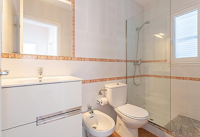 Family bathroom with shower . - Villa Concha . (Fotogalerie) }}