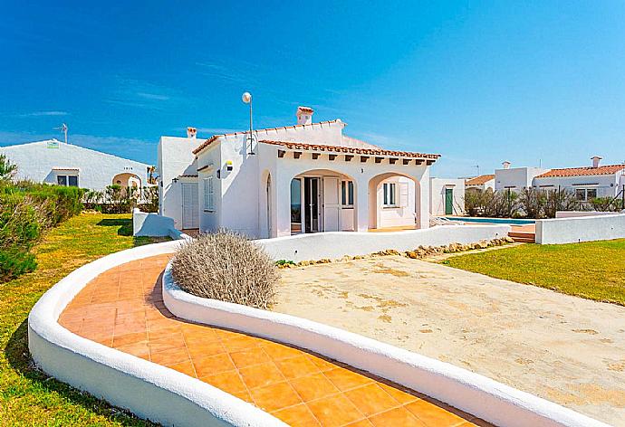 Terrace and garden area . - Villa Concha . (Galerie de photos) }}