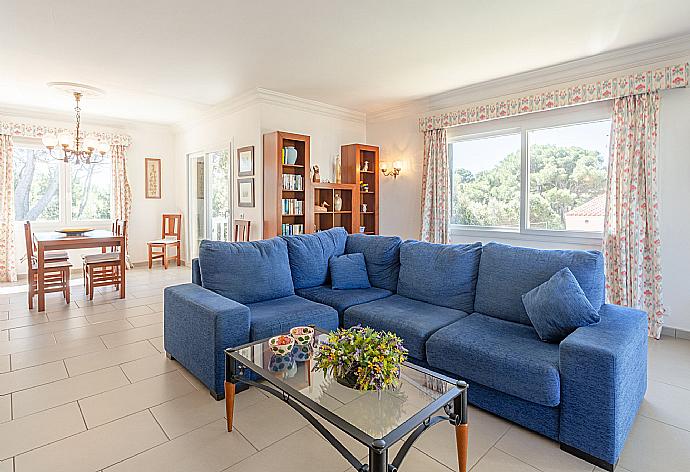 Living room with sofas, dining area, ornamental fireplace, WiFi internet, satellite TV, DVD player, and balcony access . - Villa Luisa . (Fotogalerie) }}