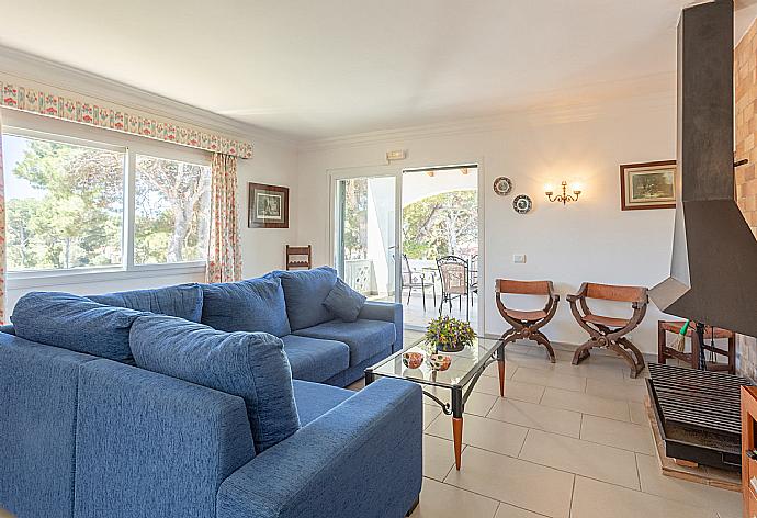 Living room with sofas, dining area, ornamental fireplace, WiFi internet, satellite TV, DVD player, and balcony access . - Villa Luisa . (Galería de imágenes) }}