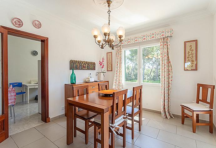 Living room with sofas, dining area, ornamental fireplace, WiFi internet, satellite TV, DVD player, and balcony access . - Villa Luisa . (Fotogalerie) }}