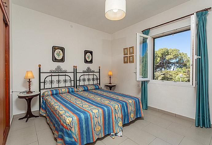 Twin bedroom with A/C . - Villa Luisa . (Galerie de photos) }}