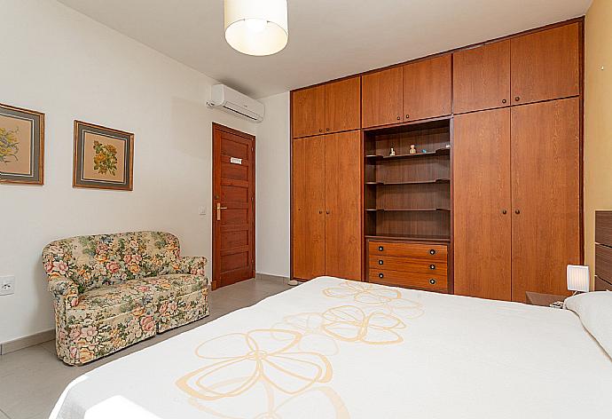 Twin bedroom with A/C . - Villa Luisa . (Galería de imágenes) }}