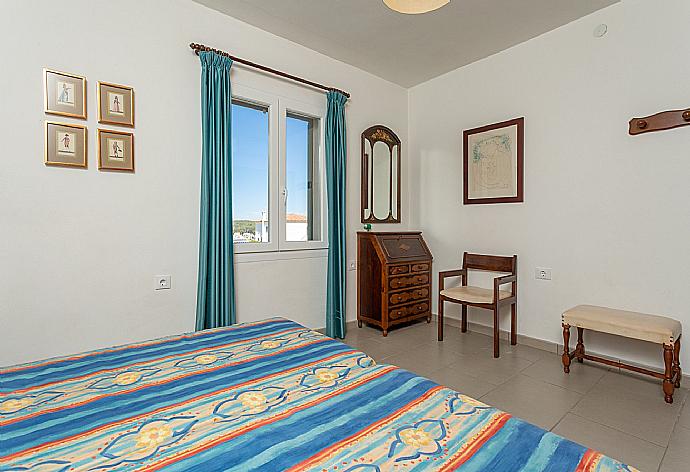 Twin bedroom with A/C . - Villa Luisa . (Photo Gallery) }}