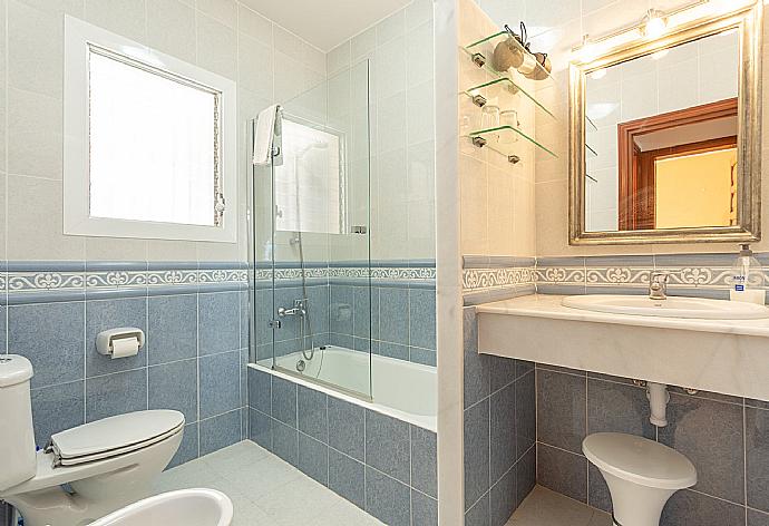 Family bathroom with bath and shower . - Villa Luisa . (Fotogalerie) }}