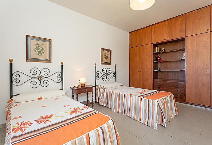 Twin bedroom with A/C . - Villa Luisa . (Photo Gallery) }}