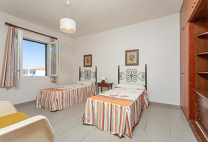 Twin bedroom with A/C . - Villa Luisa . (Fotogalerie) }}