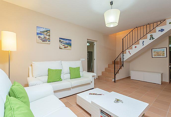 Living room with sofas, WiFi internet, satellite TV, and DVD player . - Villa Sa Lluna . (Fotogalerie) }}