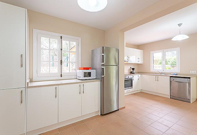 Equipped kitchen . - Villa Sa Lluna . (Fotogalerie) }}