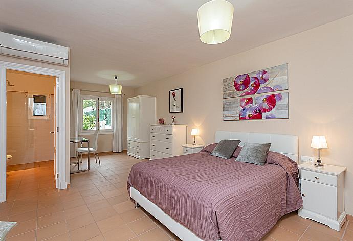 Double bedroom with en suite bathroom and A/C . - Villa Sa Lluna . (Fotogalerie) }}