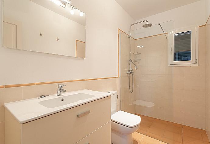 En suite bathroom with shower . - Villa Sa Lluna . (Galería de imágenes) }}