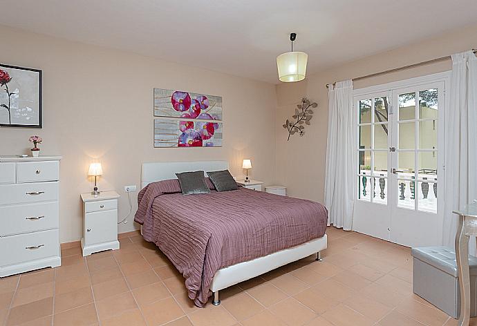 Double bedroom with en suite bathroom and A/C . - Villa Sa Lluna . (Fotogalerie) }}