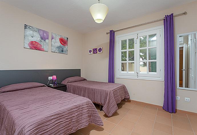 Twin bedroom with A/C . - Villa Sa Lluna . (Galerie de photos) }}