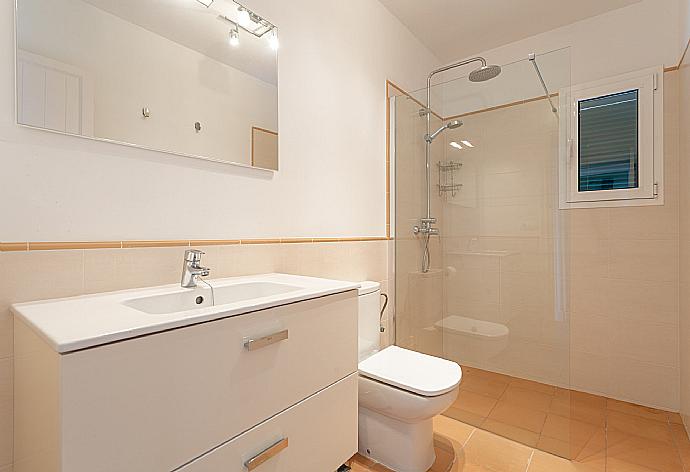 Family bathroom with shower . - Villa Sa Lluna . (Fotogalerie) }}