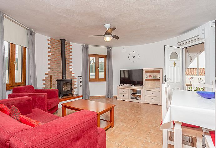 Living room with sofas, dining area, ornamental fireplace, WiFi internet, satellite TV, and DVD player . - Villa Maria . (Galerie de photos) }}