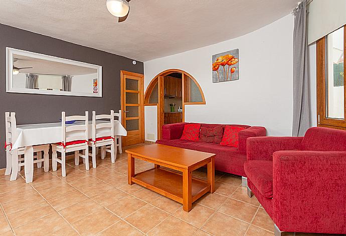 Living room with sofas, dining area, ornamental fireplace, WiFi internet, satellite TV, and DVD player . - Villa Maria . (Fotogalerie) }}