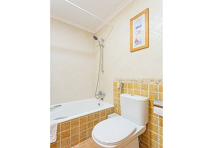 Family bathroom with bath and shower . - Villa Maria . (Galerie de photos) }}