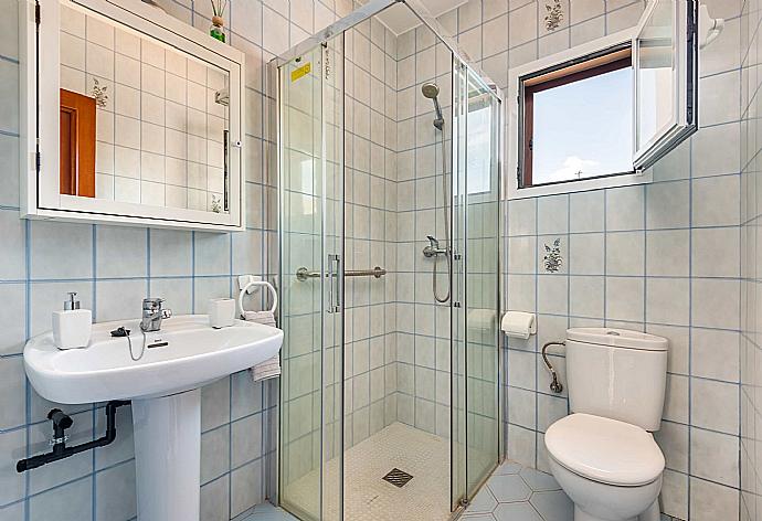 Family bathroom with shower. W/C. . - Villa Mari . (Galleria fotografica) }}