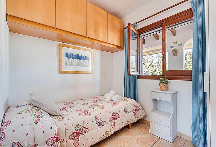 Single bedroom with A/C . - Villa Mari . (Photo Gallery) }}