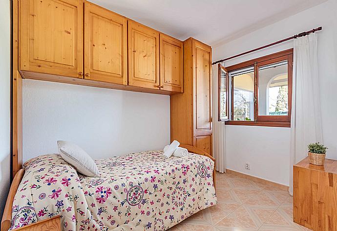 Single bedroom with A/C . - Villa Mari . (Galería de imágenes) }}