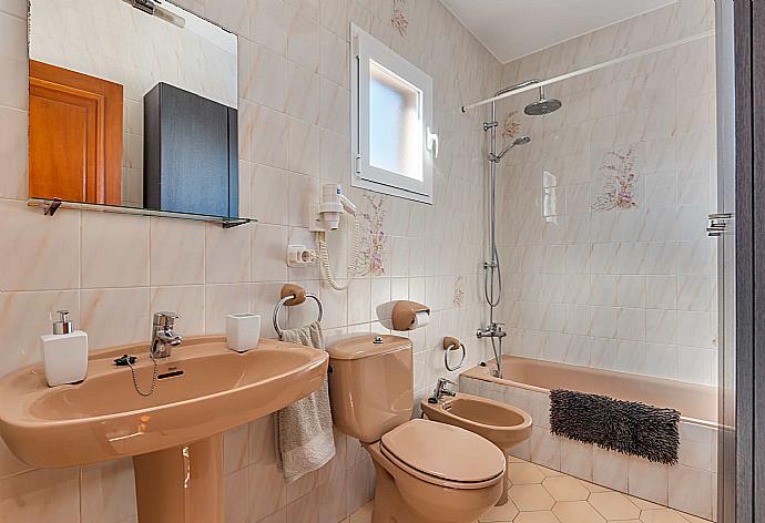 En suite bathroom with shower and bath. W/C. . - Villa Mari . (Fotogalerie) }}