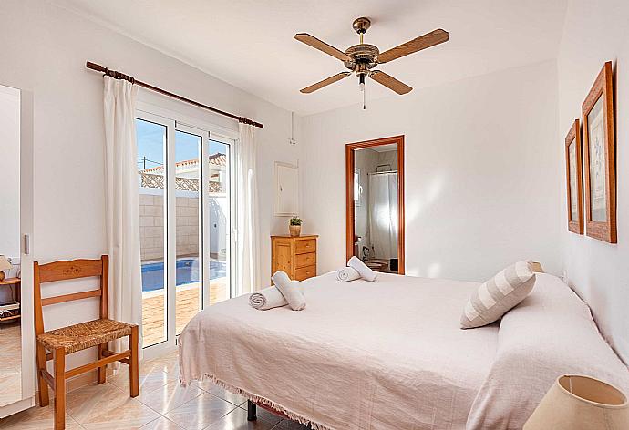 Double bedroom with A/C and en suite bathroom . - Villa Mari . (Fotogalerie) }}