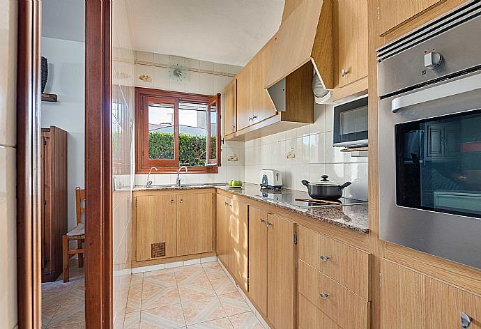 Equipped kitchen  . - Villa Mari . (Galerie de photos) }}