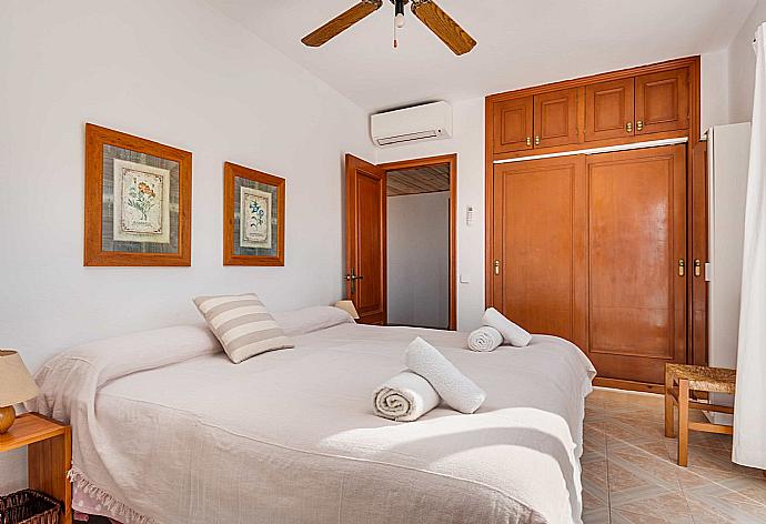 Double bedroom with A/C and en suite bathroom . - Villa Mari . (Fotogalerie) }}