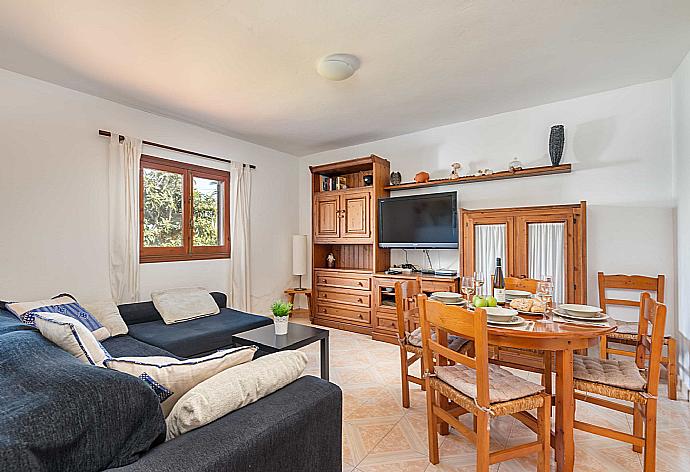 Living room with sofas, WiFi Internet, Satellite TV and dining  . - Villa Mari . (Galería de imágenes) }}