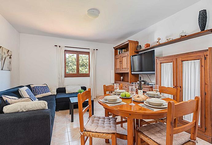 Living room with sofas, WiFi Internet, Satellite TV and dining  . - Villa Mari . (Galería de imágenes) }}