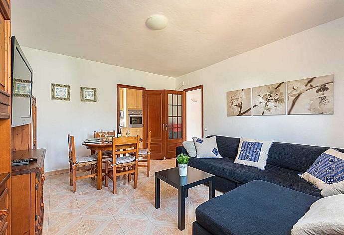 Living room with sofas, WiFi Internet, Satellite TV and dining  . - Villa Mari . (Galería de imágenes) }}