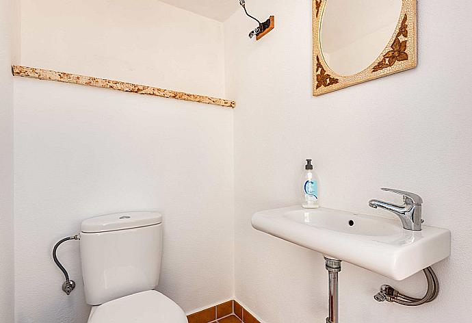 Family bathroom. W/C. . - Villa Mari . (Photo Gallery) }}