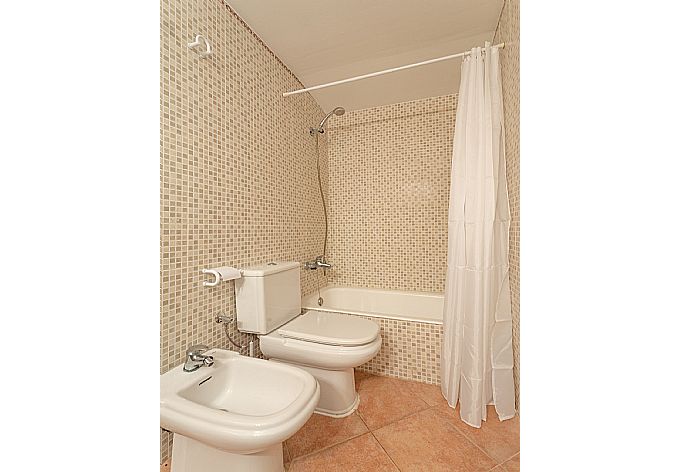 En suite bathroom with bath and shower . - Villa Casa Xaloc . (Galleria fotografica) }}