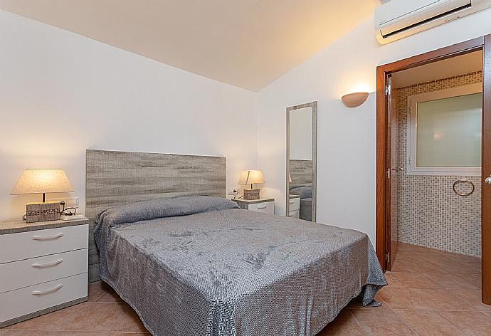 Double bedroom with en suite bathroom, A/C, and pool terrace access . - Villa Casa Xaloc . (Galleria fotografica) }}