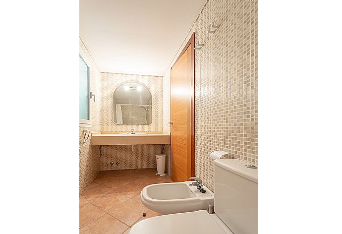 En suite bathroom with bath and shower . - Villa Casa Xaloc . (Galleria fotografica) }}