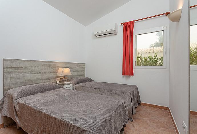 Twin bedroom with A/C . - Villa Casa Xaloc . (Fotogalerie) }}